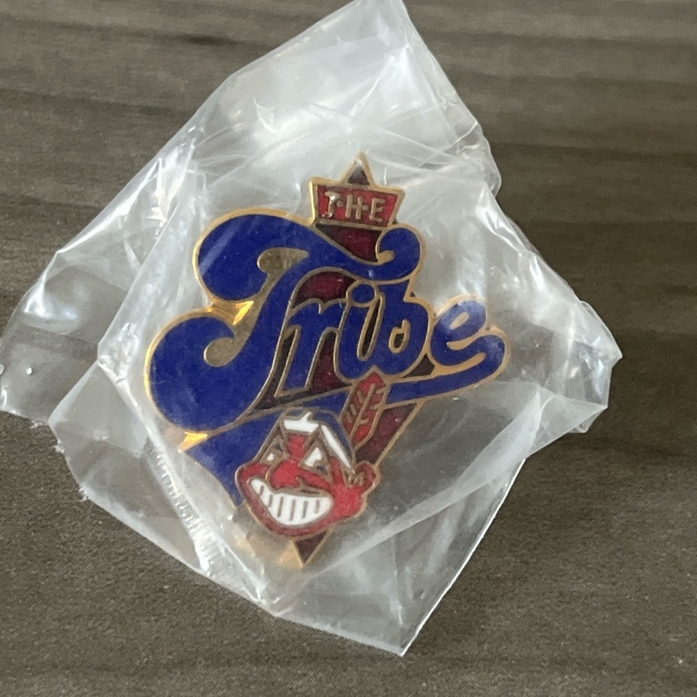 VINTAGE CLEVELAND INDIANS CHIEF WAHOO TRIBE HAT LAPEL PIN-NEW